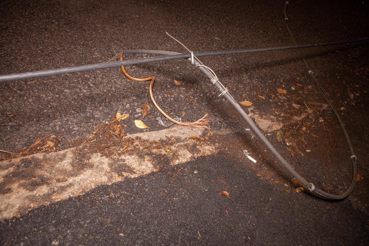 На проезжей части лежат оборванные провода На проезжей части лежат оборванные провода