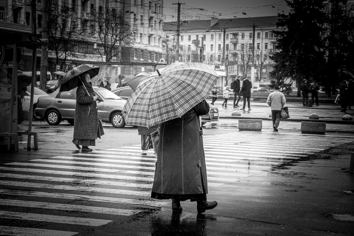 Люди в тамбуре, слышен топот. Люди в тамбуре, слышен топот.