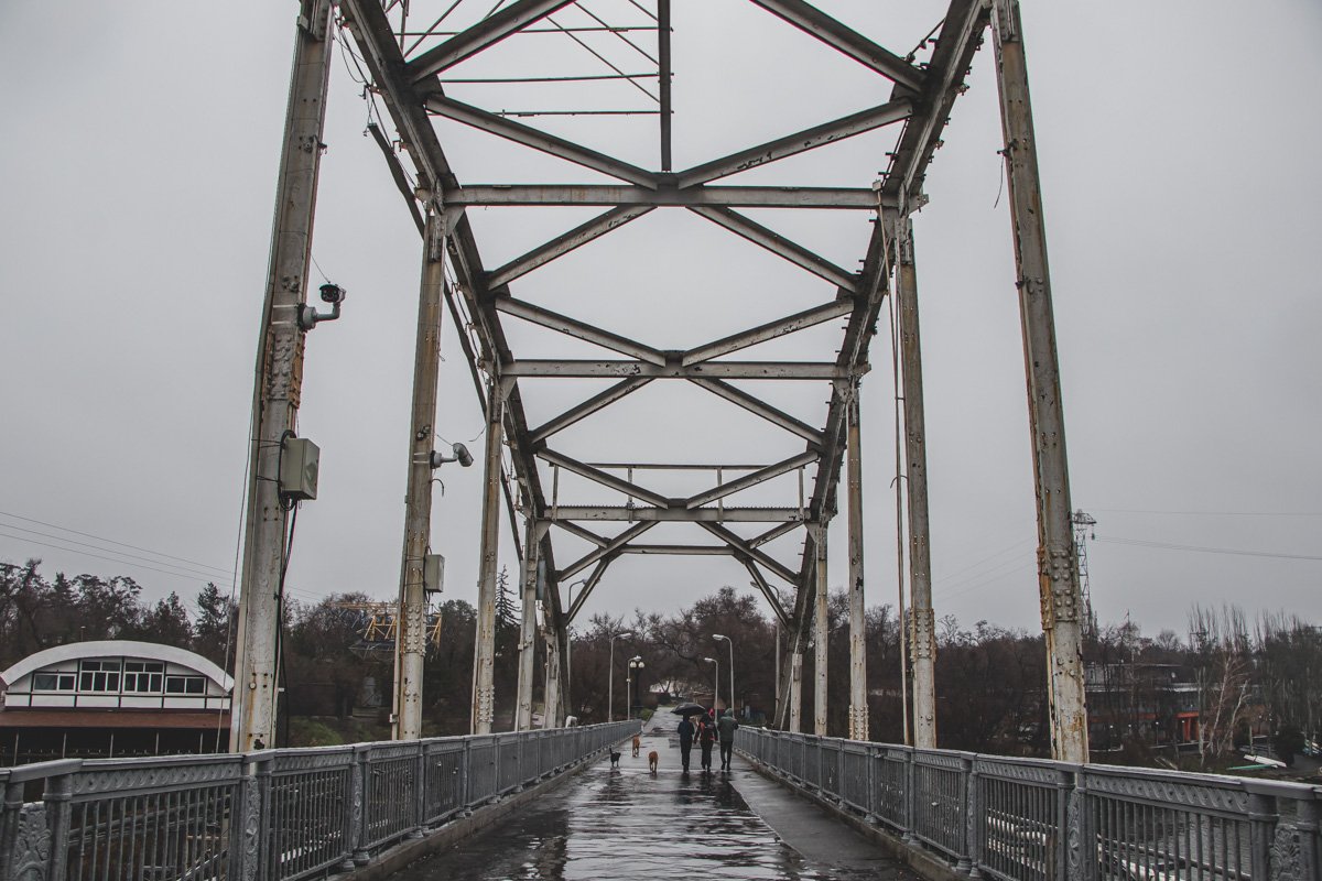 Сквозь железнодорожный рокот, Сквозь железнодорожный рокот,