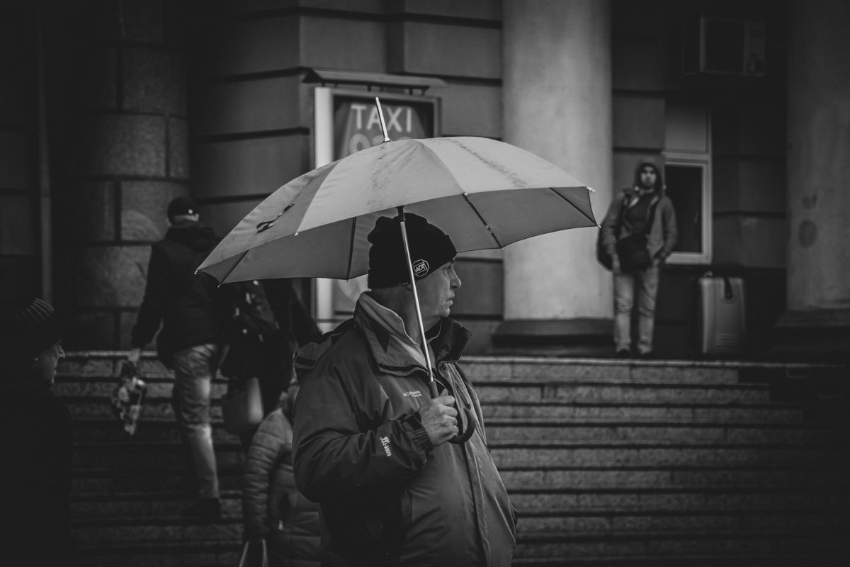 Повторяется день и вечер. От вокзала и на вокзал. Повторяется день и вечер. От вокзала и на вокзал.