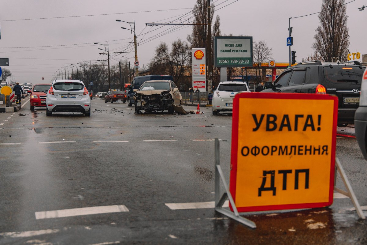 На Слобожанском проспекте столкнулись три автомобиля На Слобожанском проспекте столкнулись три автомобиля