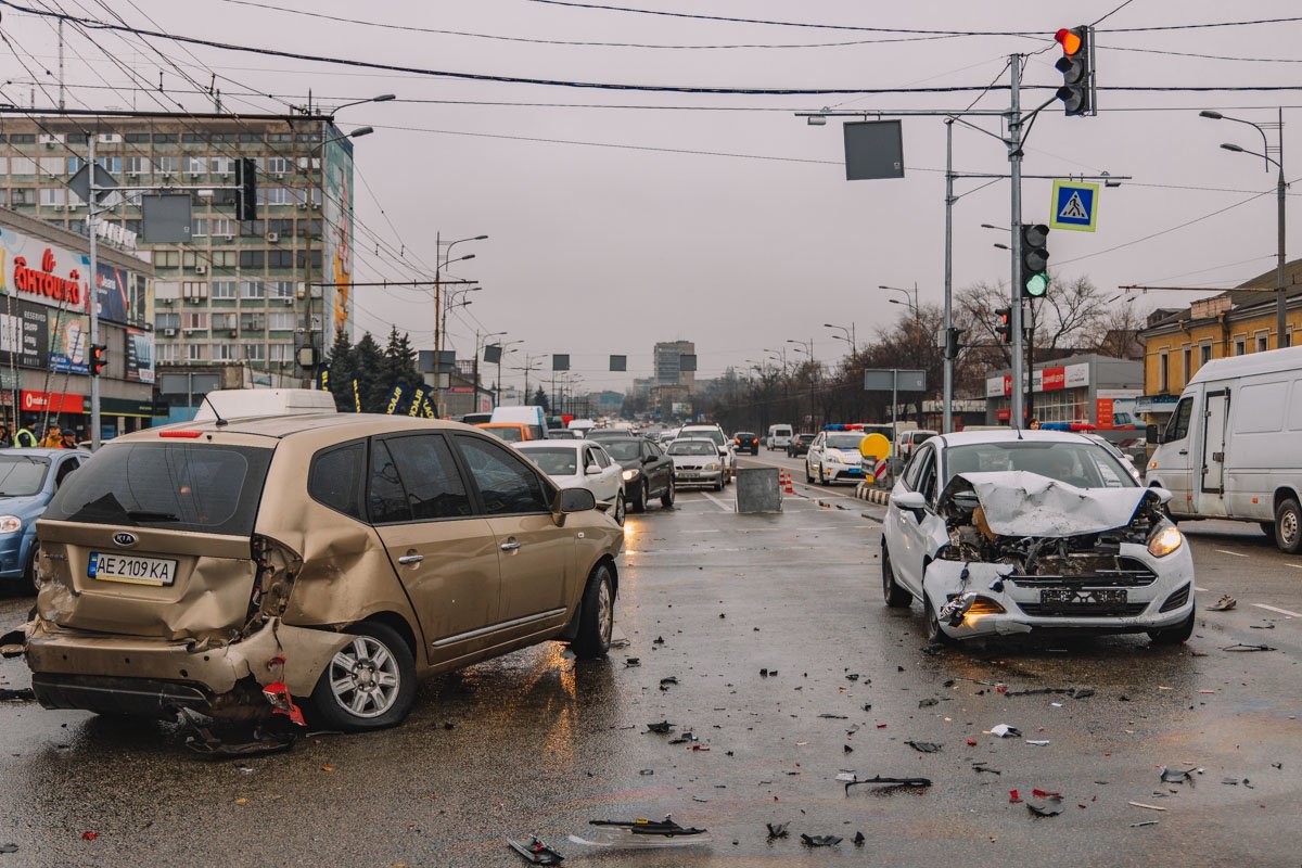 Столкнулись Ford, Mercedes Sprinter, Kia и ВАЗ Столкнулись Ford, Mercedes Sprinter, Kia и ВАЗ
