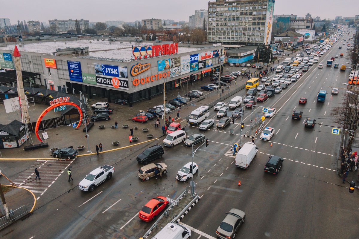 Десятки авто попали в пробку Десятки авто попали в пробку