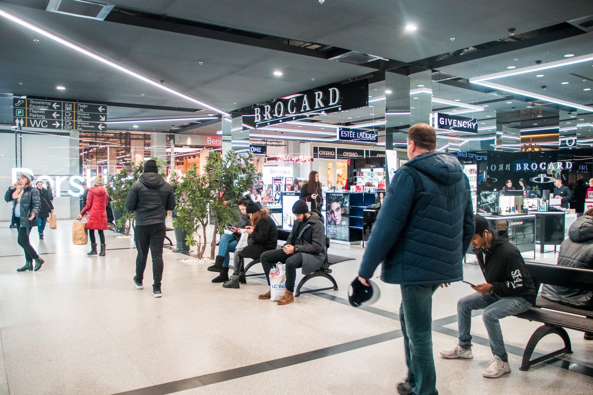 С самого утра люди устроили паломничество в магазины