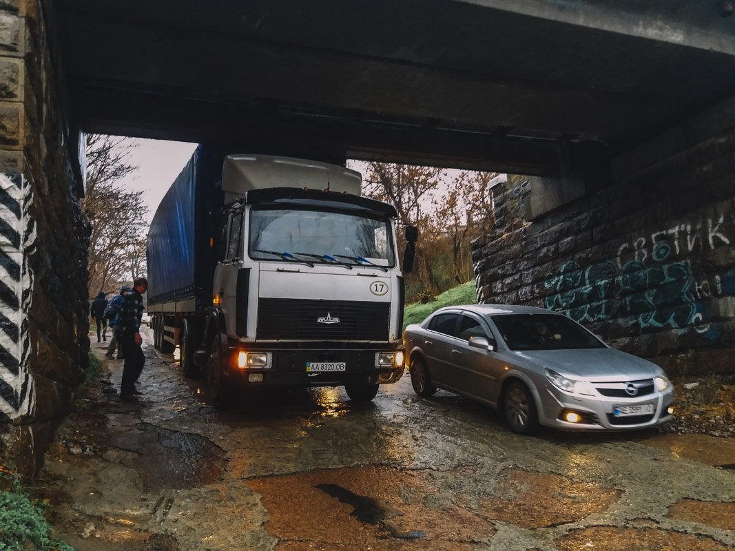 На Крестьянском спуске груженная фура МАЗ пыталась проехать под мостом На Крестьянском спуске груженная фура МАЗ пыталась проехать под мостом