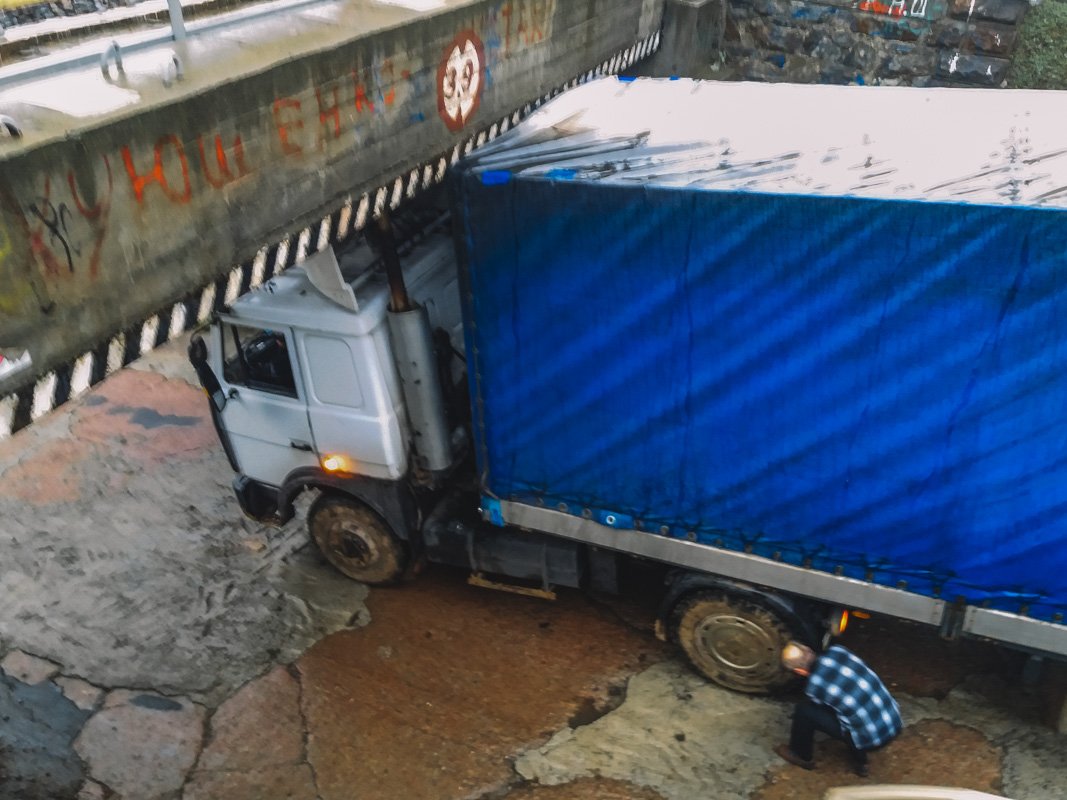 Водитель не рассчитал габариты и застрял Водитель не рассчитал габариты и застрял