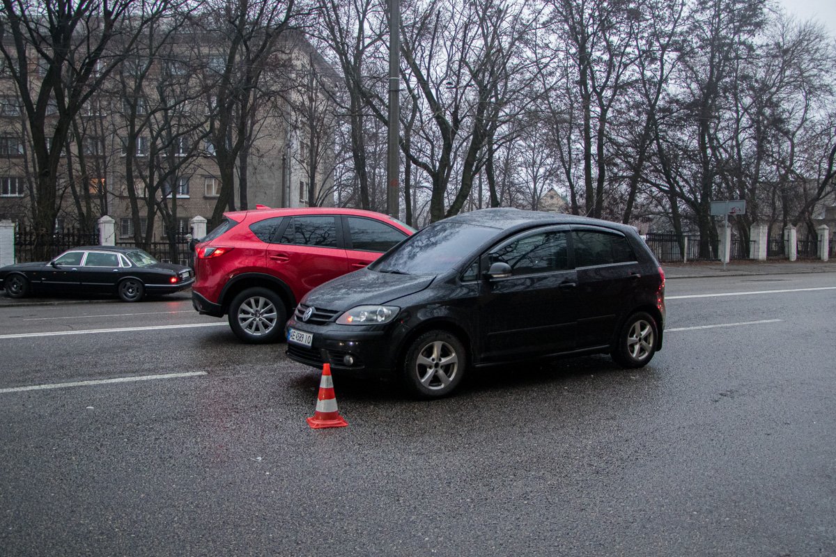 Столкнулись Mazda и Volkswagen Столкнулись Mazda и Volkswagen