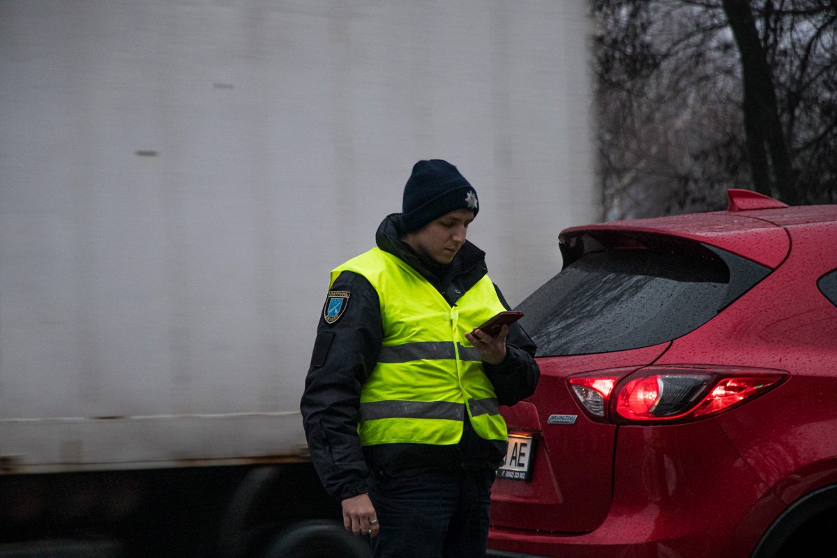 На месте работает патруль полиции На месте работает патруль полиции