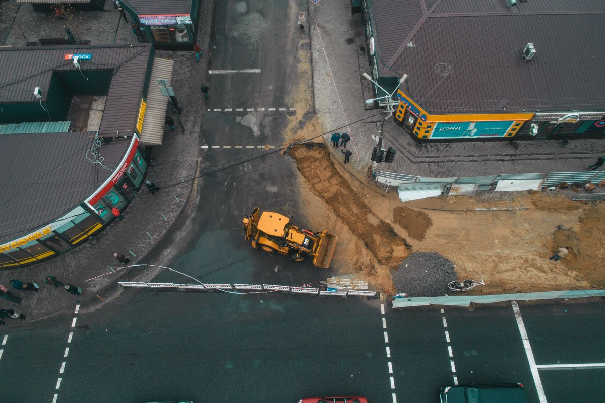 На месте нам отказались давать комментарии, более того, присутствие оператора заставило рабочих здорово напрячься На месте нам отказались давать комментарии, более того, присутствие оператора заставило рабочих здорово напрячься