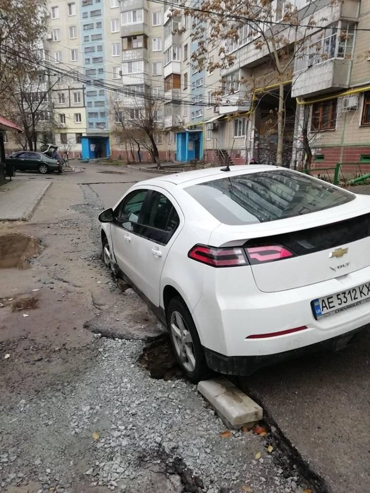 В Днепре Chevrolet Volt провалился в разрытую яму