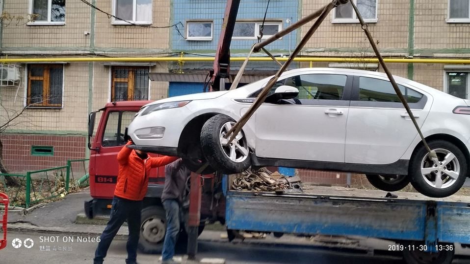 Чтобы достать машину, пришлось вызывать эвакуатор