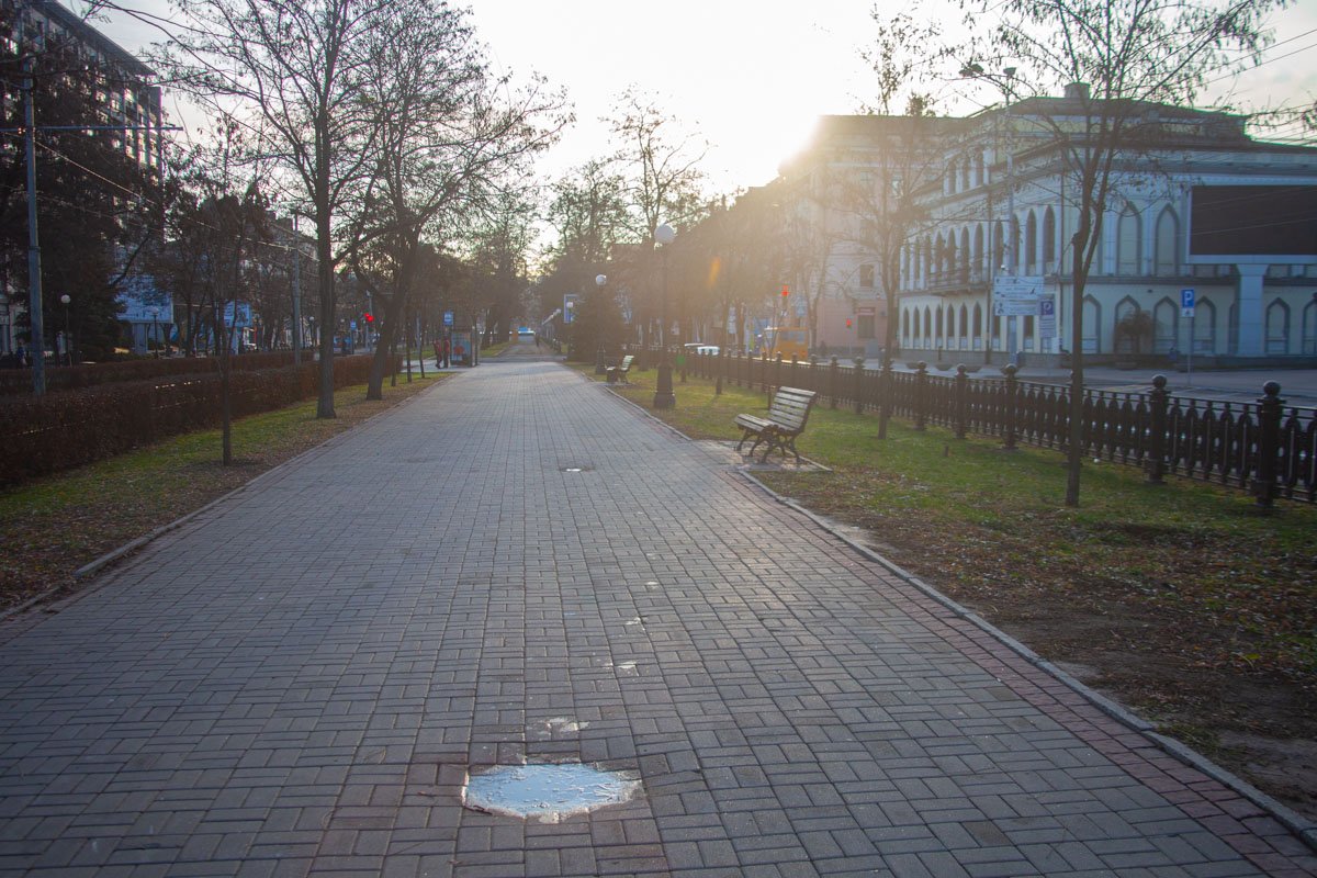 Лужи покрылись коркой льда