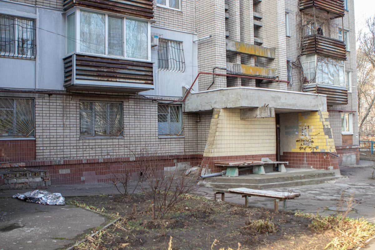 Предварительно, женщина покончила с собой, выпрыгнув из окна 6-го этажа Предварительно, женщина покончила с собой, выпрыгнув из окна 6-го этажа