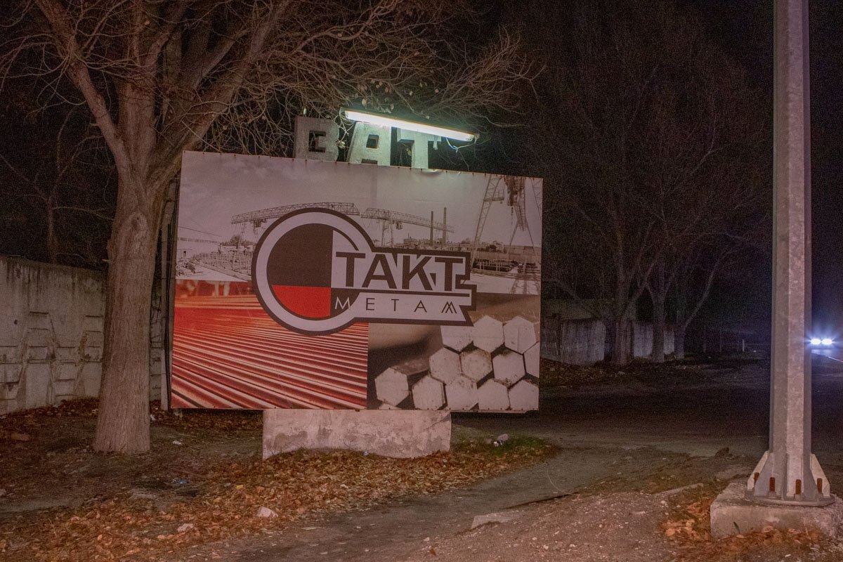 Несмотря на то, что на пешеходном переходе установлено LED-освещение, вне его рамок - темнота Несмотря на то, что на пешеходном переходе установлено LED-освещение, вне его рамок - темнота