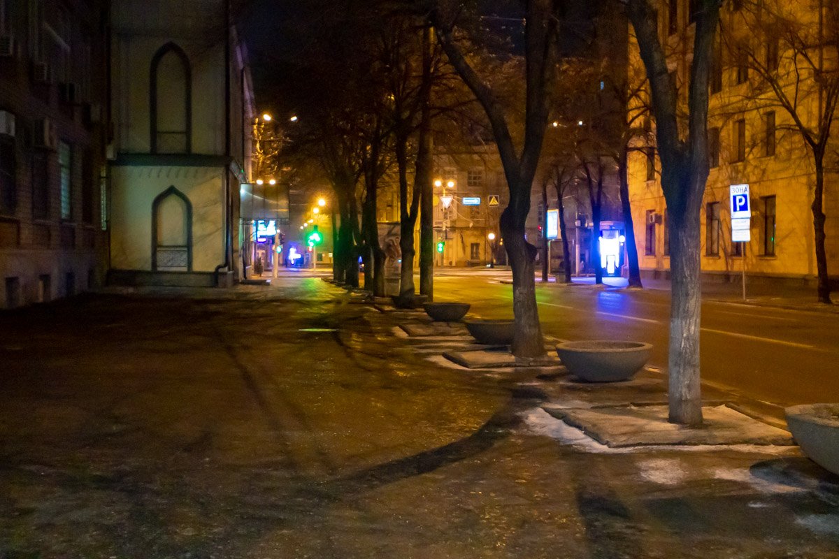 Первые снежинки едва усыпали улицы и тропинки Первые снежинки едва усыпали улицы и тропинки