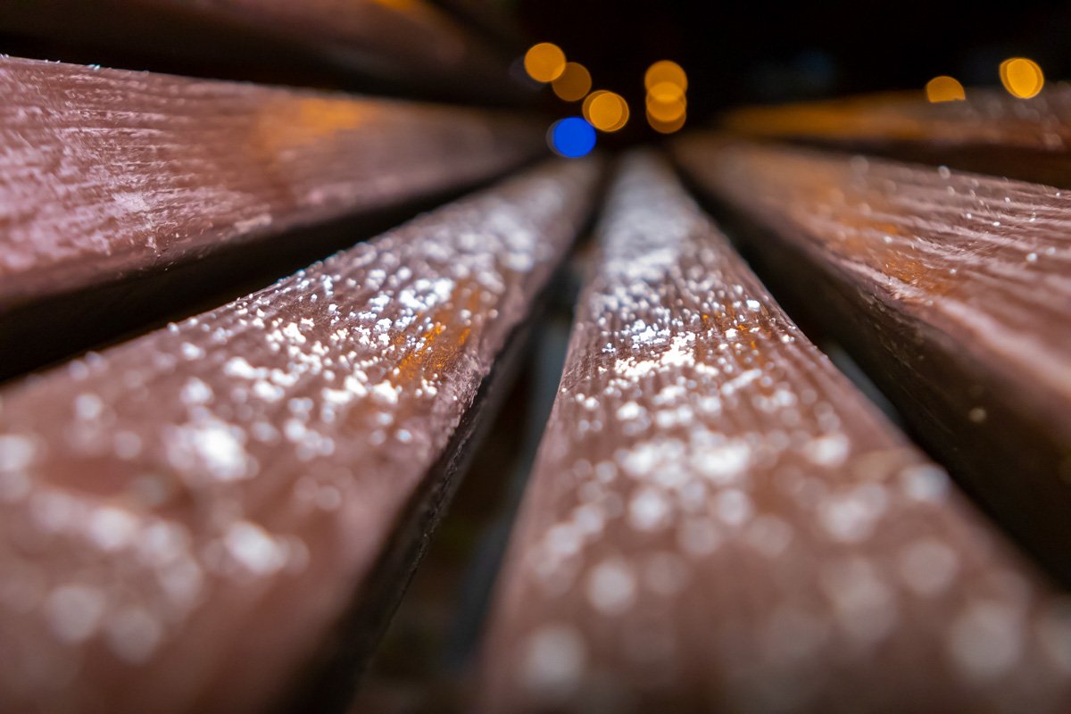 Ажурные снежинки, мерцающие в воздухе, наполняют улочки особой атмосферой Ажурные снежинки, мерцающие в воздухе, наполняют улочки особой атмосферой