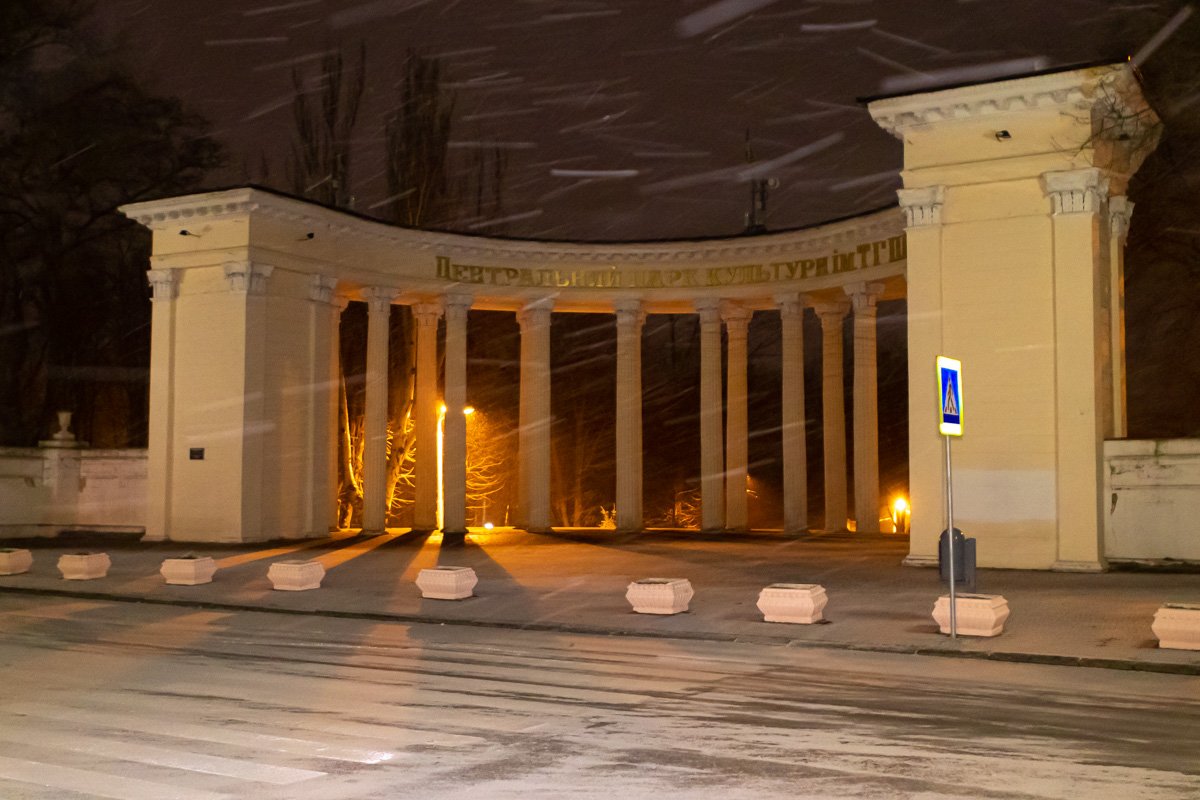 Ветер принес с собой крупные хлопья снега Ветер принес с собой крупные хлопья снега