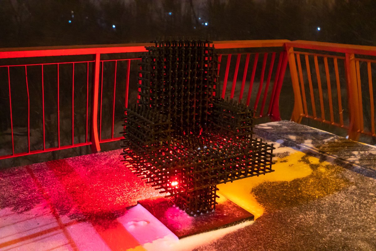 Снег падает мимо трона Снег падает мимо трона