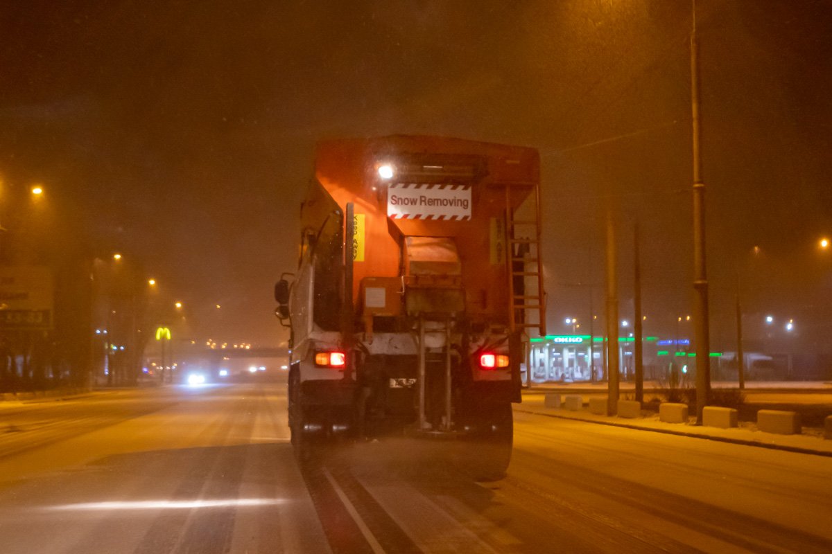 На улицах уже работает техника На улицах уже работает техника