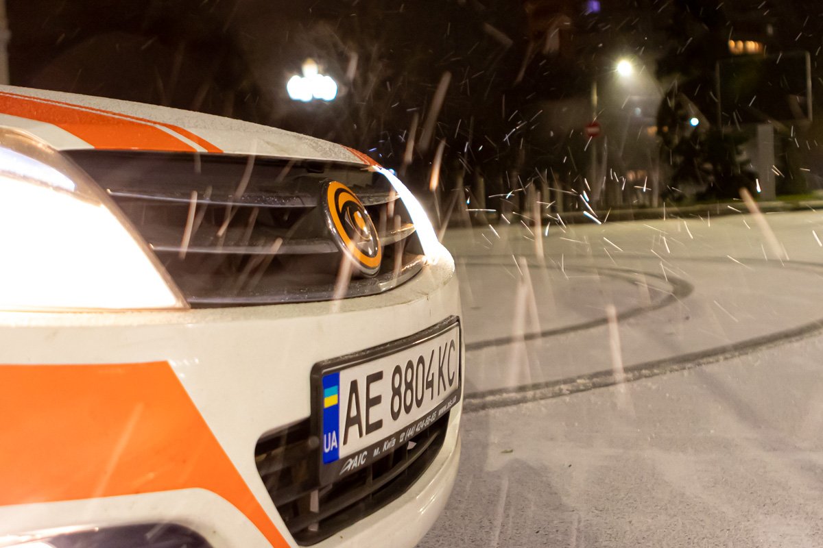 Снег спешит укутать город белым одеялом Снег спешит укутать город белым одеялом