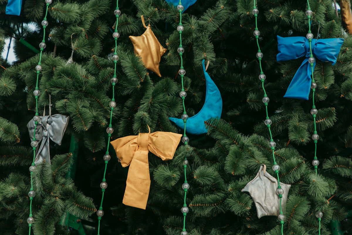 Елочку украсили бантами, звездами и полумесяцами 