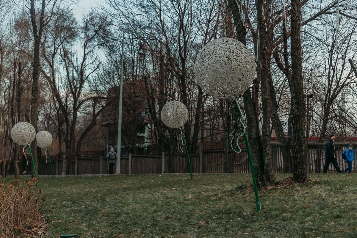 На клумбах также установили большие шары, которые также будут гореть по вечерам