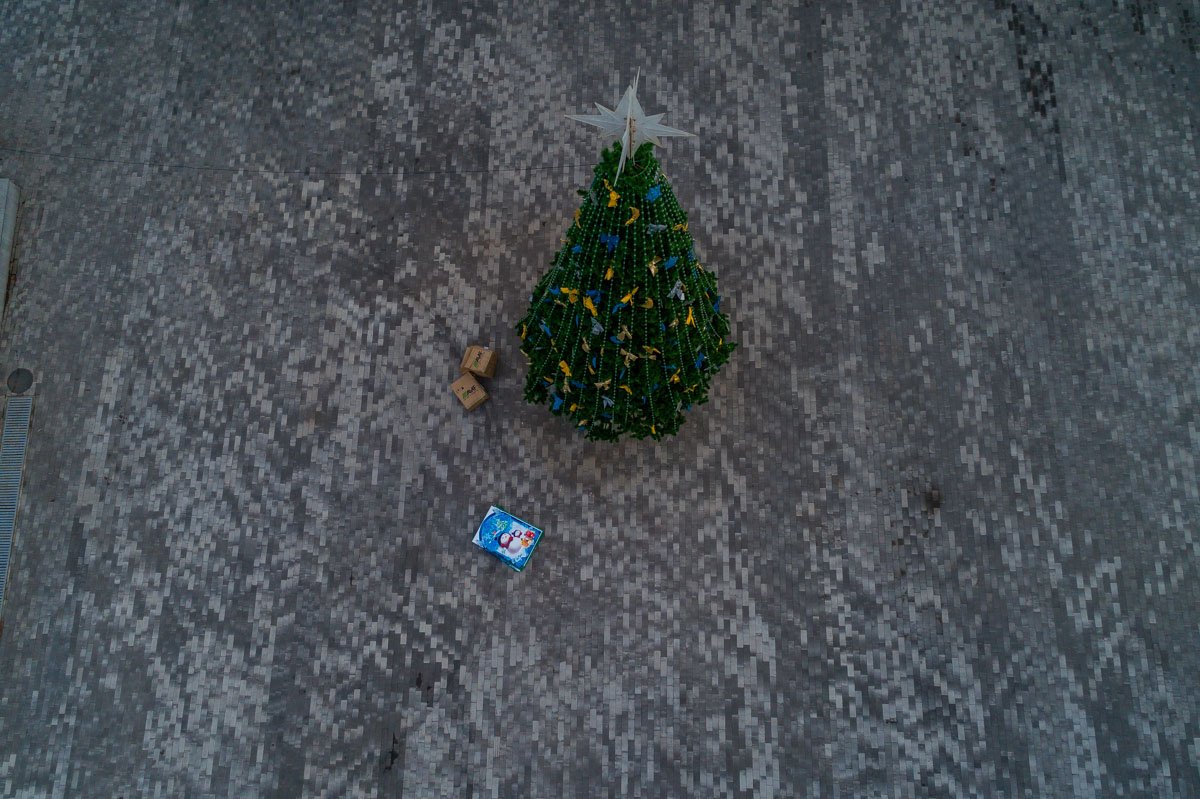 На елочке установили большую звезду