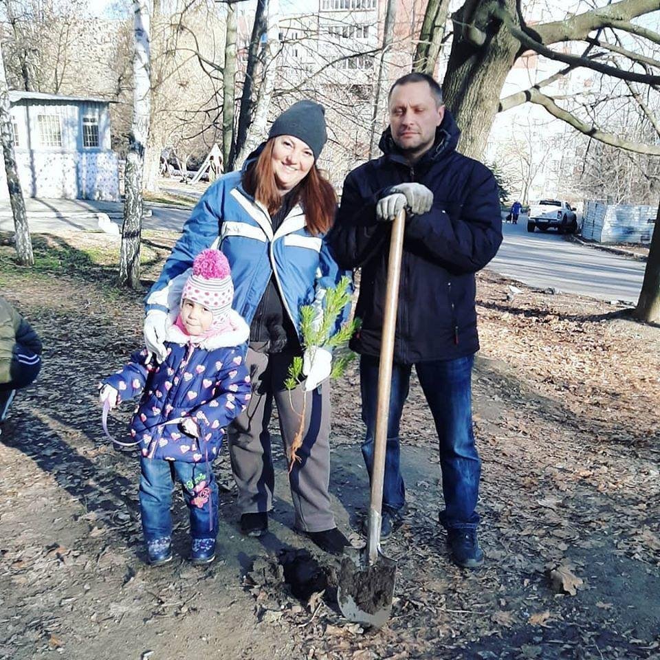 Многие пришли сажать деревья с детьми Многие пришли сажать деревья с детьми