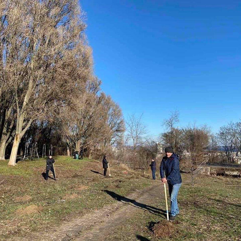 Люди не только сделали хорошее дело, но и завели новые знакомства Люди не только сделали хорошее дело, но и завели новые знакомства