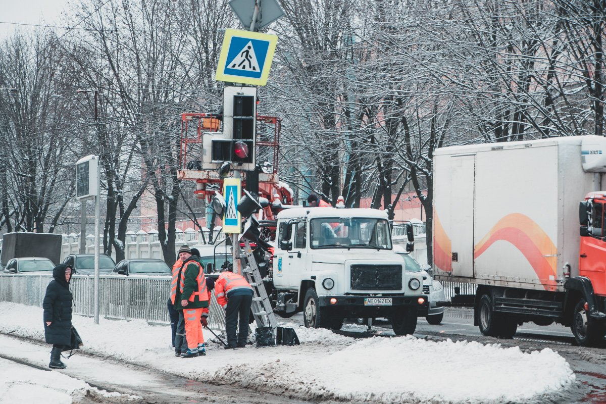 На месте нам рассказали, что светофор сломался в результате ДТП