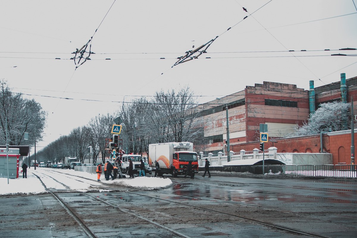 Светофор скоро введут в рабочий режим и закрепят повалившийся знак пешеходного перехода