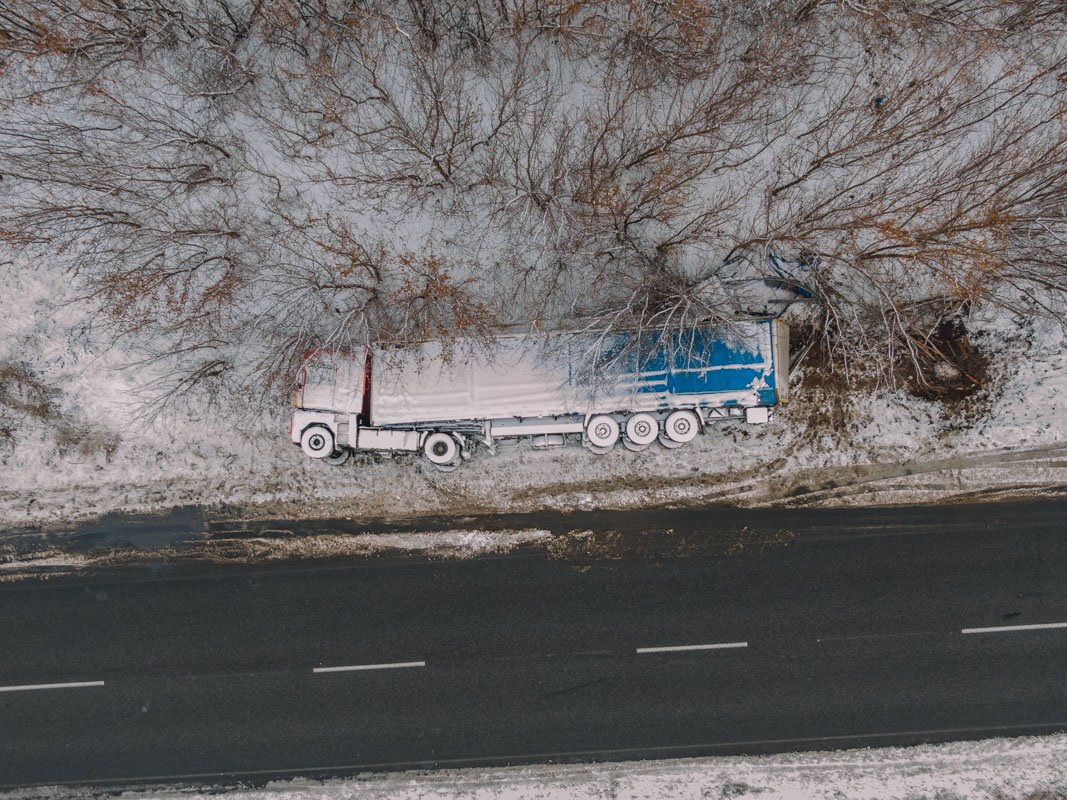На данный момент автомобиль все еще находится на трассе, ожидается приезд крана На данный момент автомобиль все еще находится на трассе, ожидается приезд крана