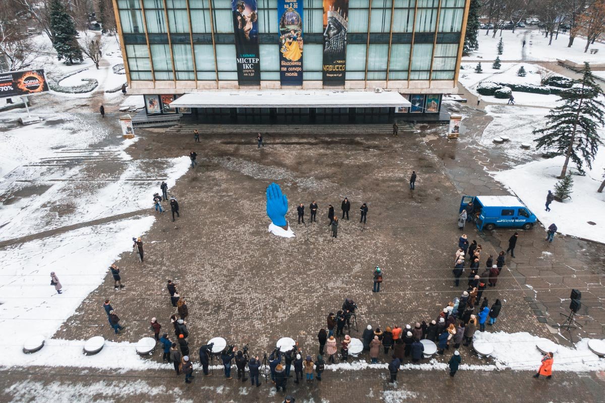 Она расположилась у театра