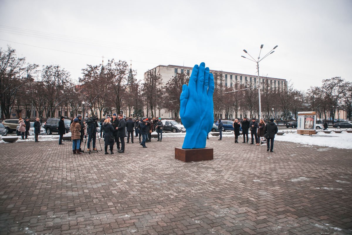 Рука с обеих сторон - тыльная