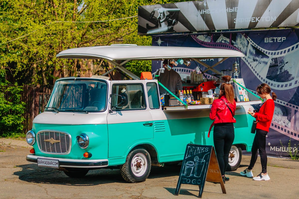 Прогуливаться в парке с лимонадом Прогуливаться в парке с лимонадом