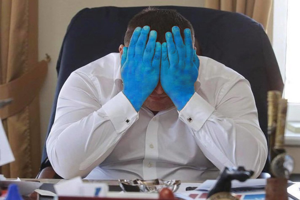 В центре Днепра появилась синяя рука: мемы и фотожабы 9