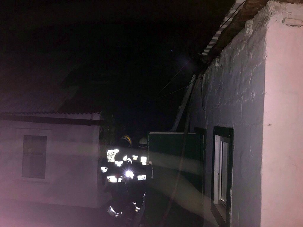 В Днепре из горящей квартиры вынесли женщину В Днепре из горящей квартиры вынесли женщину