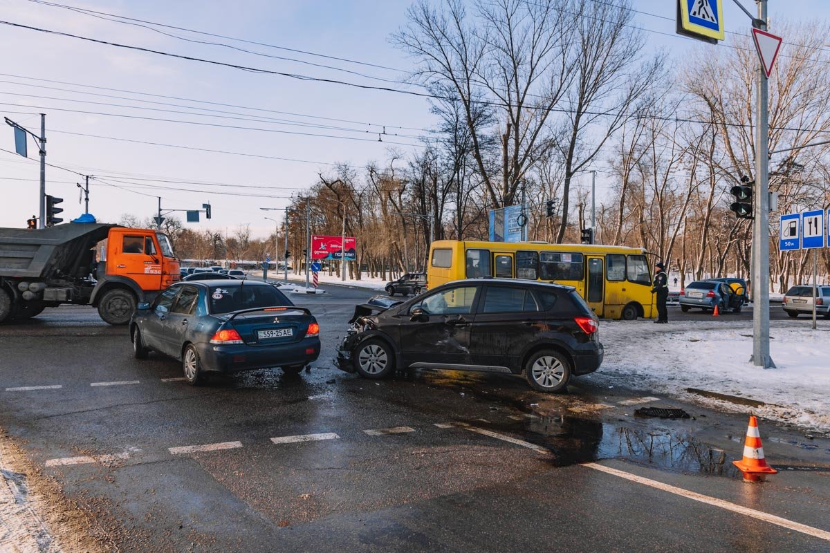 На месте работает патруль полиции, проезд регулируется вручную