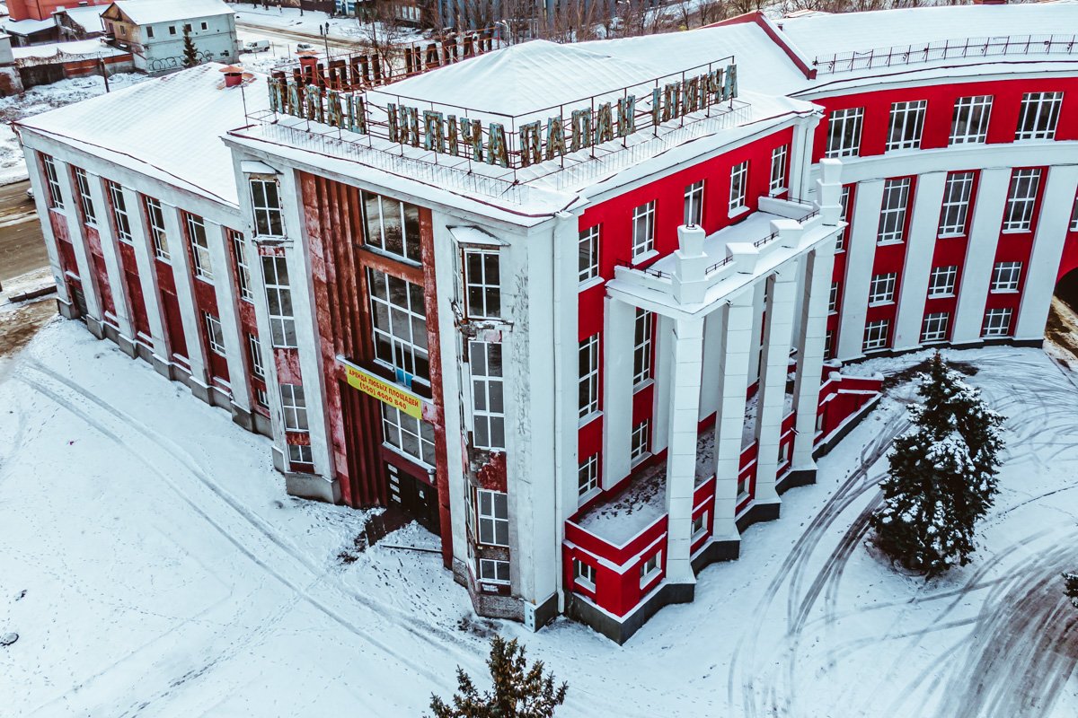 Передний фасад отреставрирован  Передний фасад отреставрирован