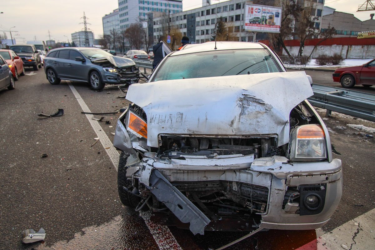 На Набережной Заводской столкнулись четыре автомобиля