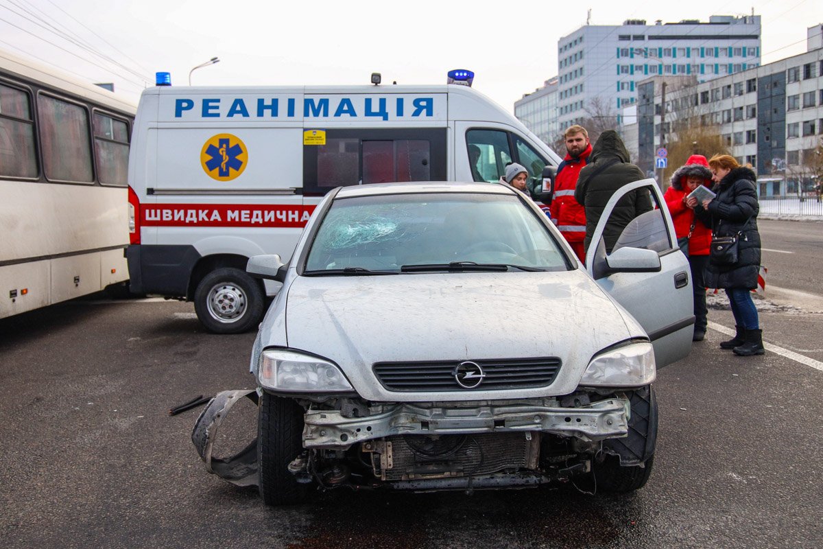По предварительной информации, ВАЗ, Opel и Ford стояли в левой полосе, чтобы повернуть на Павлова