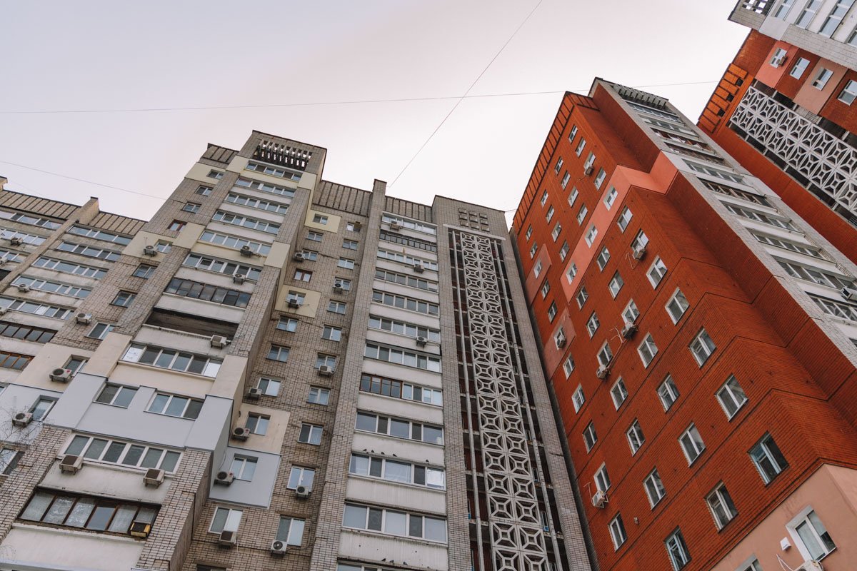 Предварительно, девушка выпрыгнула из общего балкона на 10-м этаже