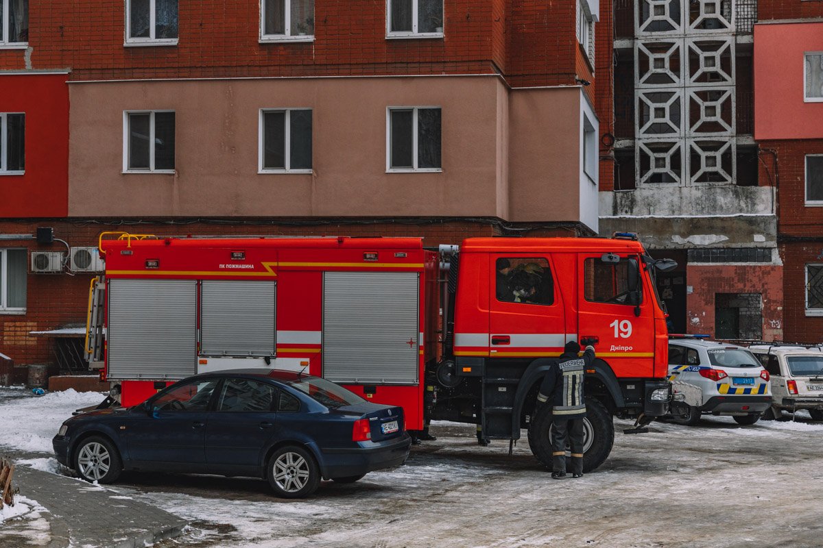 Тело девушки спустили вниз, сейчас на месте работают следователи, оперативники и судмедэксперт