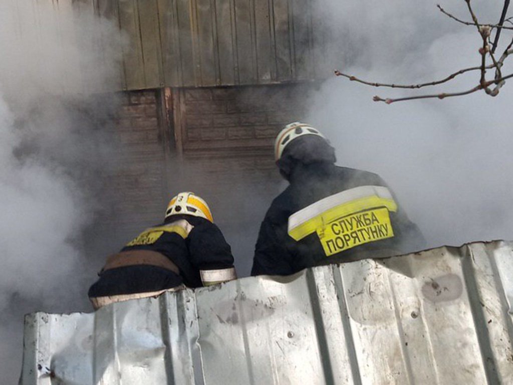 На борьбу с огнем направили 12 спасателей На борьбу с огнем направили 12 спасателей