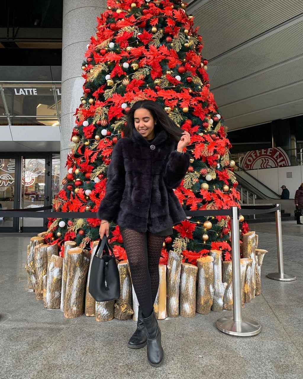 Такая елочка появилась возле Мост-сити 