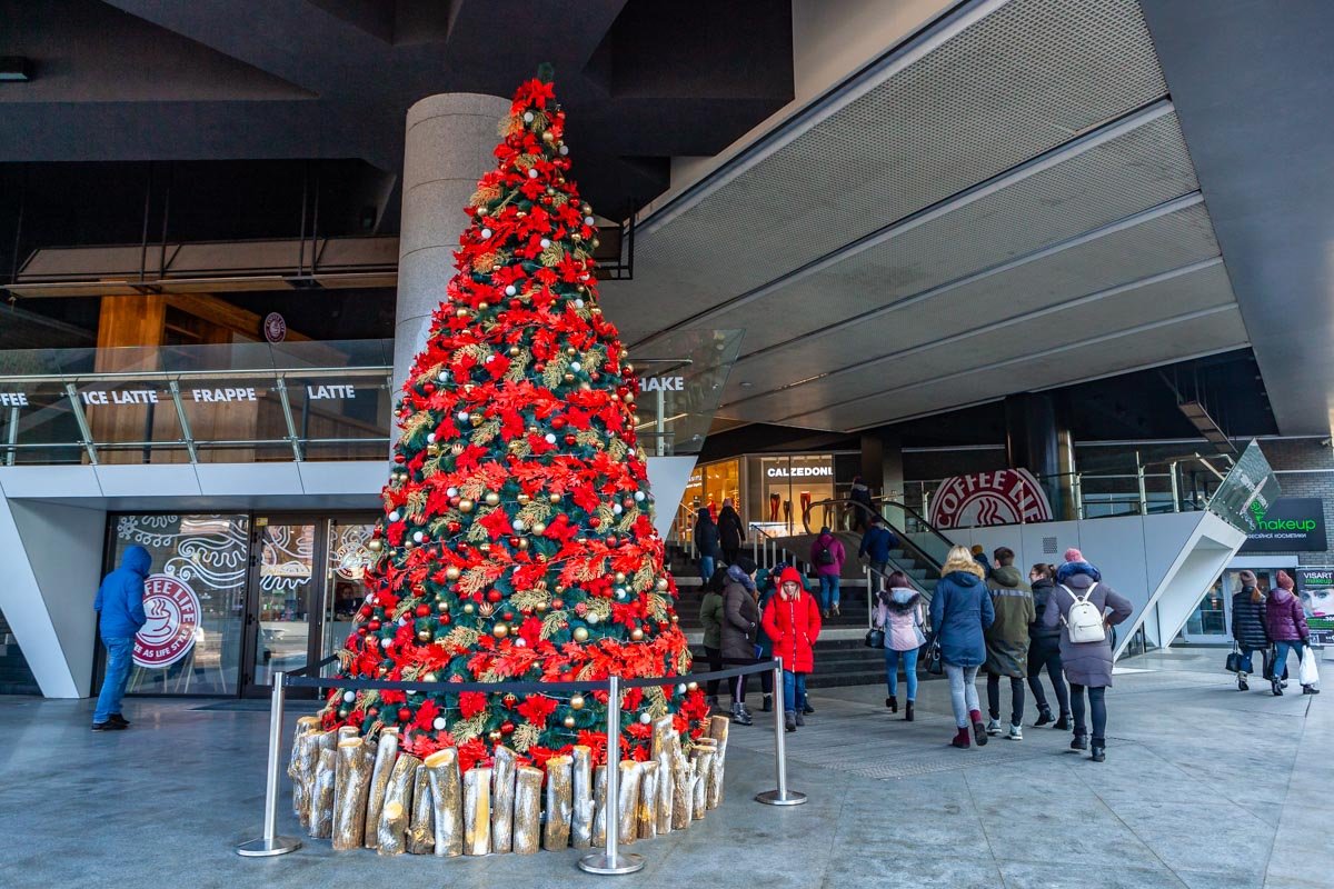 Новый год уже стучится в окно 