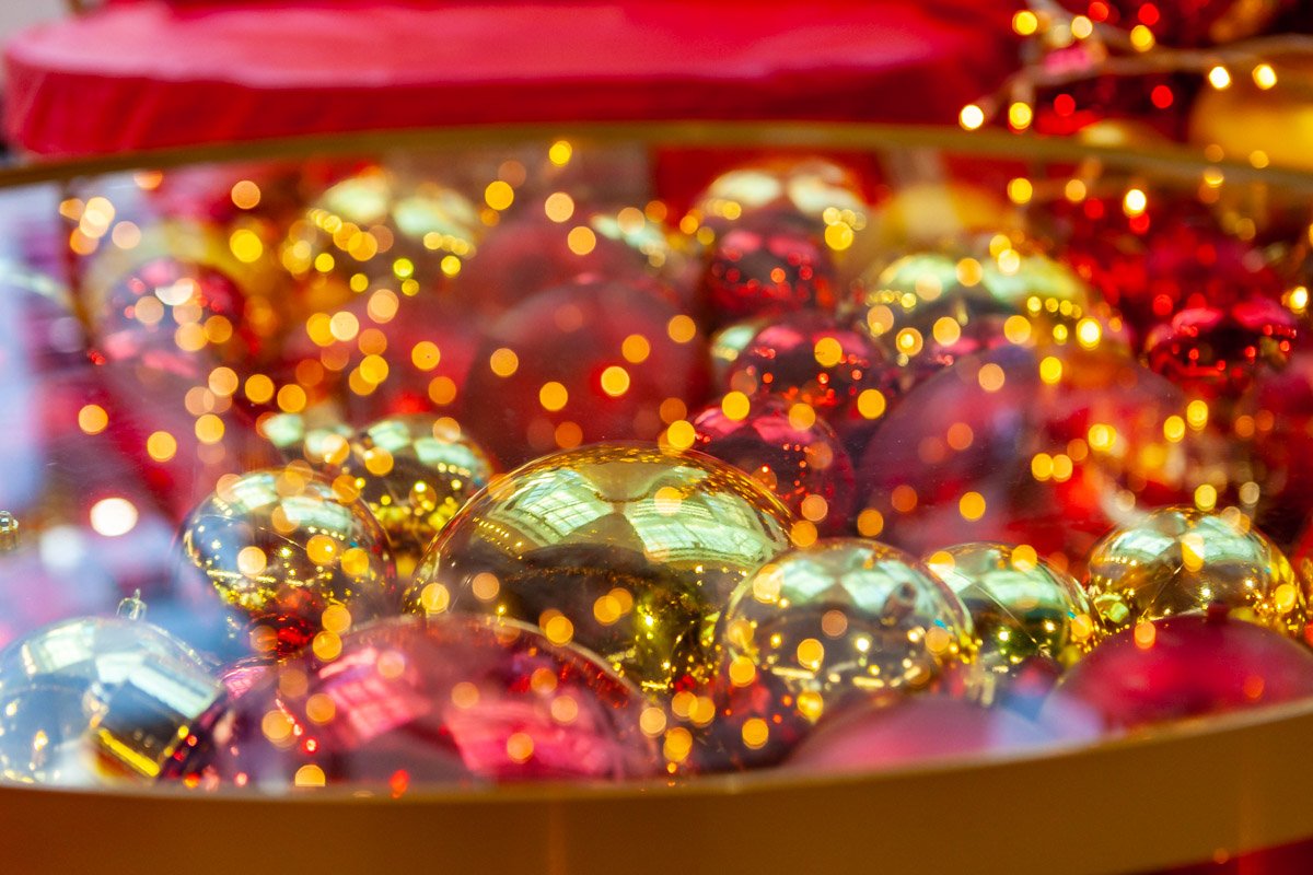 Шарики находятся под стеклом