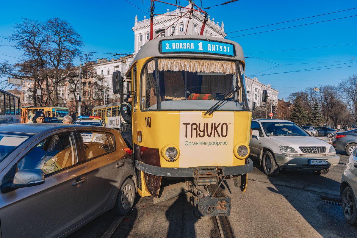 Авария произошла на пересечении проспекта Дмитрия Яворницкого  и улицы Шмидта