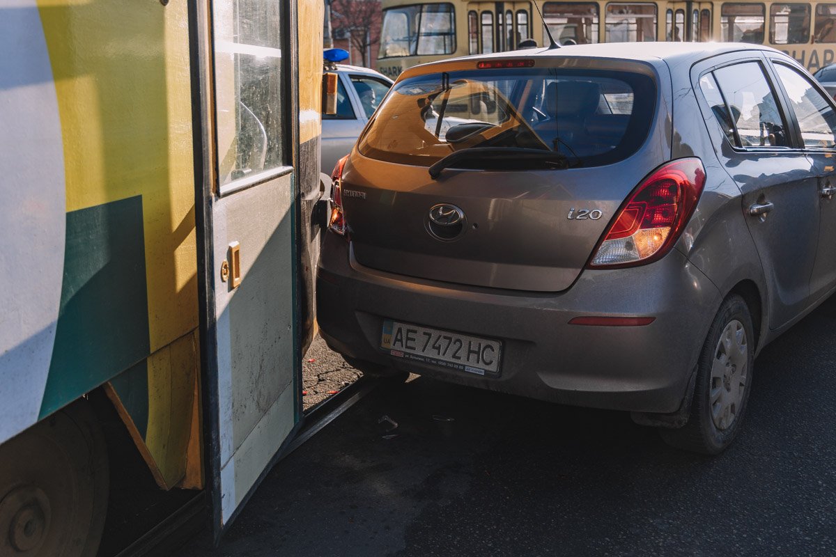 Hyundai ехал по Шмидта и остановился перед переходом, чтобы пропустить пешехода