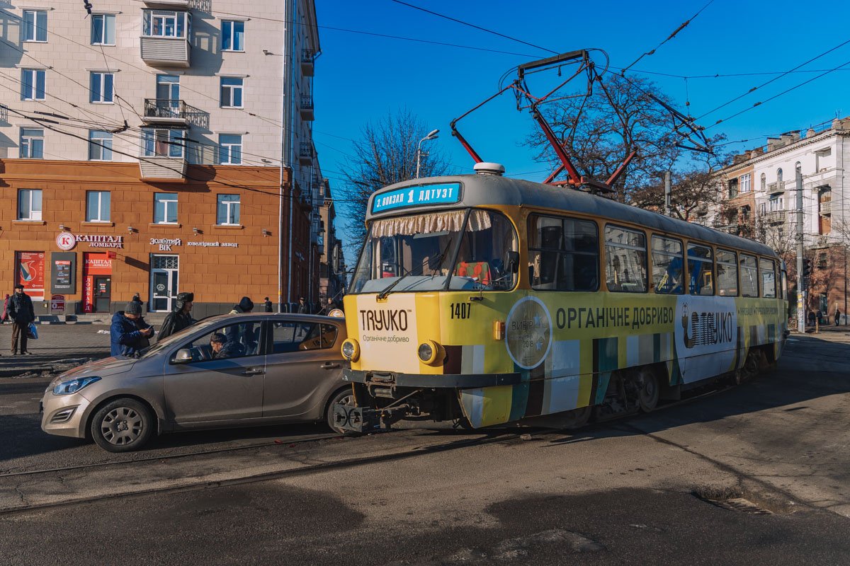 Из-за аварии движение электротранспорта заблокировано, а на дороге образовалась тянучка